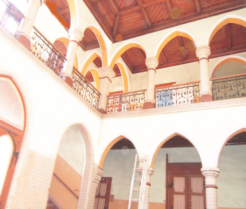 gotische Saeulenhalle mit Galerie